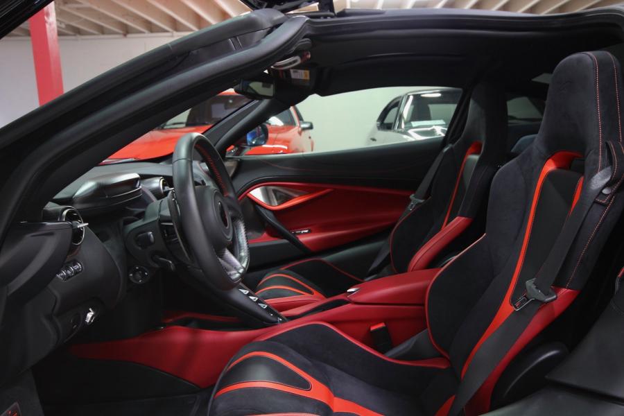 Интерьер McLaren 720S Performance 2018 года  (фото 41 из 60)